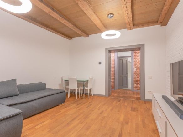 Locuință de 71 mp renovată integral și complet utilată, în casă