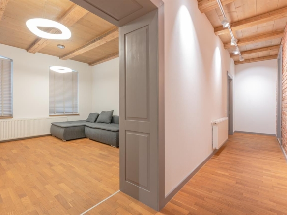 clean_rebs_title(Locuință de 71 mp renovată integral și complet utilată, în casă)