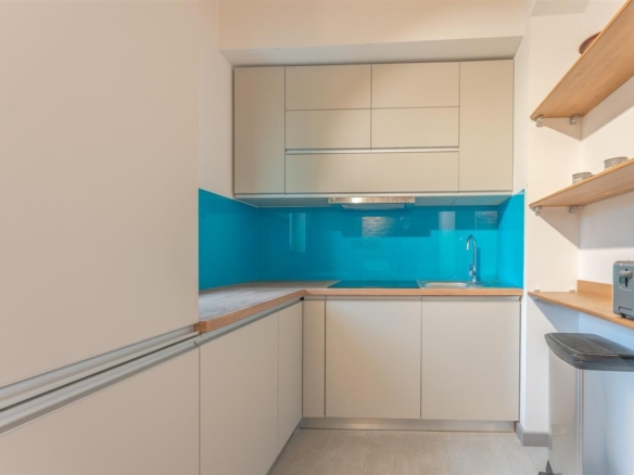 clean_rebs_title(Locuință de 71 mp renovată integral și complet utilată, în casă)