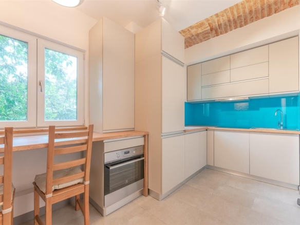 clean_rebs_title(Locuință de 71 mp renovată integral și complet utilată, în casă)