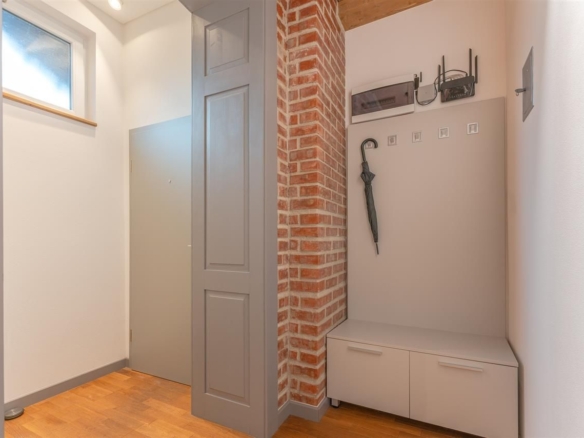 clean_rebs_title(Locuință de 71 mp renovată integral și complet utilată, în casă)