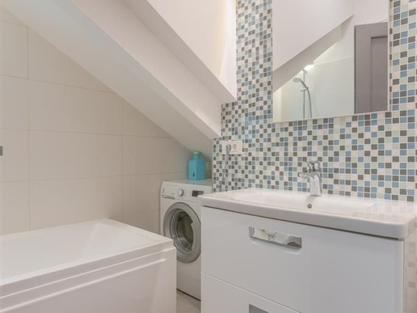clean_rebs_title(Locuință de 71 mp renovată integral și complet utilată, în casă)