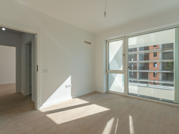 Apartament Decomandat | 53 mp utili + 10 mp balcon | Sala Polivalentă