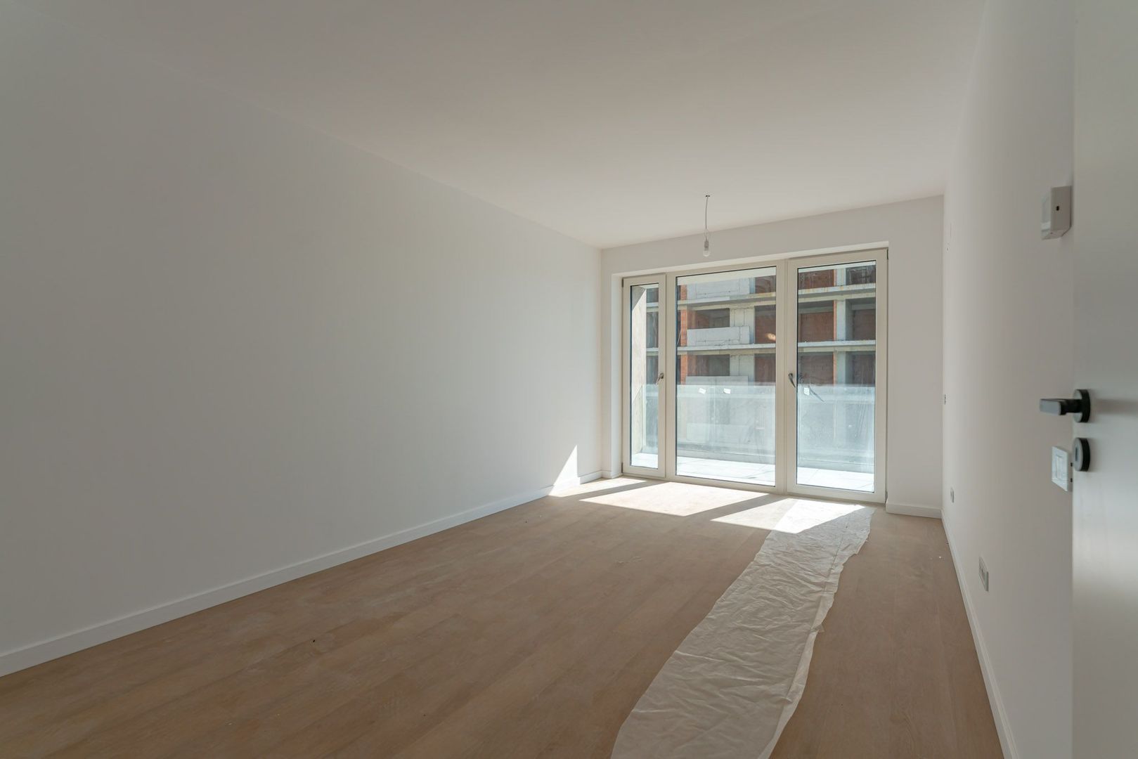 Apartament Decomandat | 53 mp utili + 10 mp balcon | Sala Polivalentă