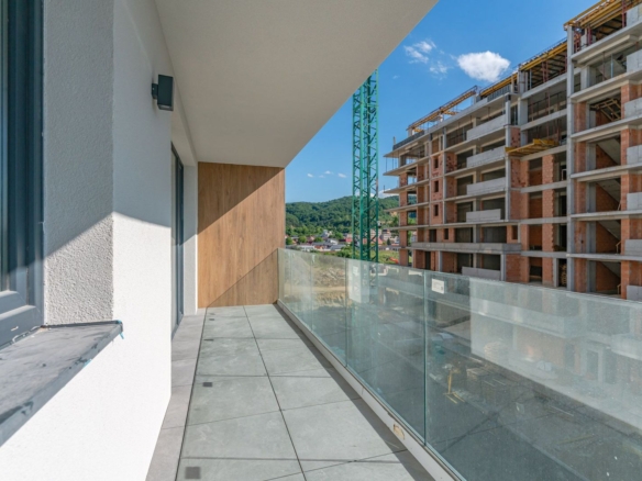 Apartament Decomandat | 53 mp utili + 10 mp balcon | Sala Polivalentă