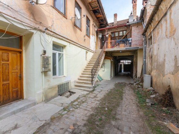 Clădire de vânzare în Brașovul Vechi | 16 camere | Potențial de dezvoltare