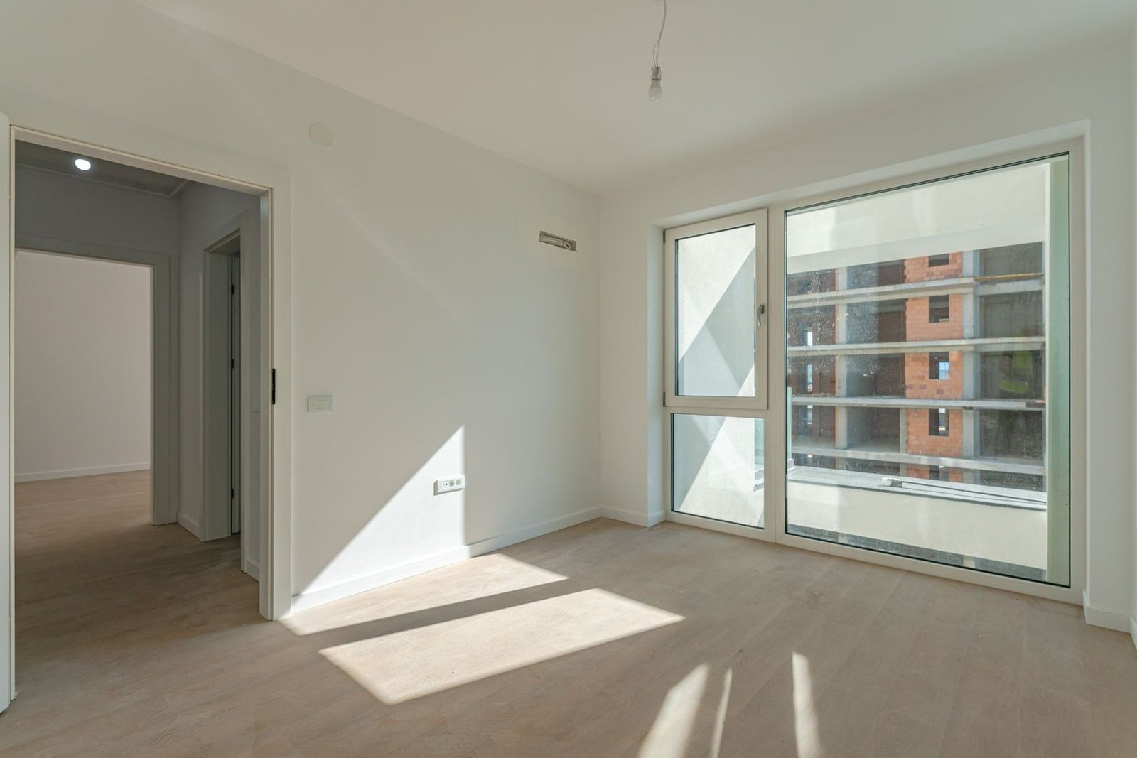 Apartament Decomandat | 53 mp utili + 10 mp balcon | Sala Polivalentă