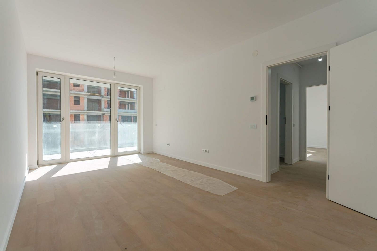 Apartament Decomandat | 53 mp utili + 10 mp balcon | Sala Polivalentă