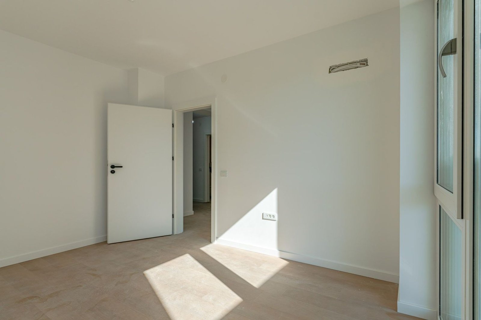 Apartament Decomandat | 53 mp utili + 10 mp balcon | Sala Polivalentă
