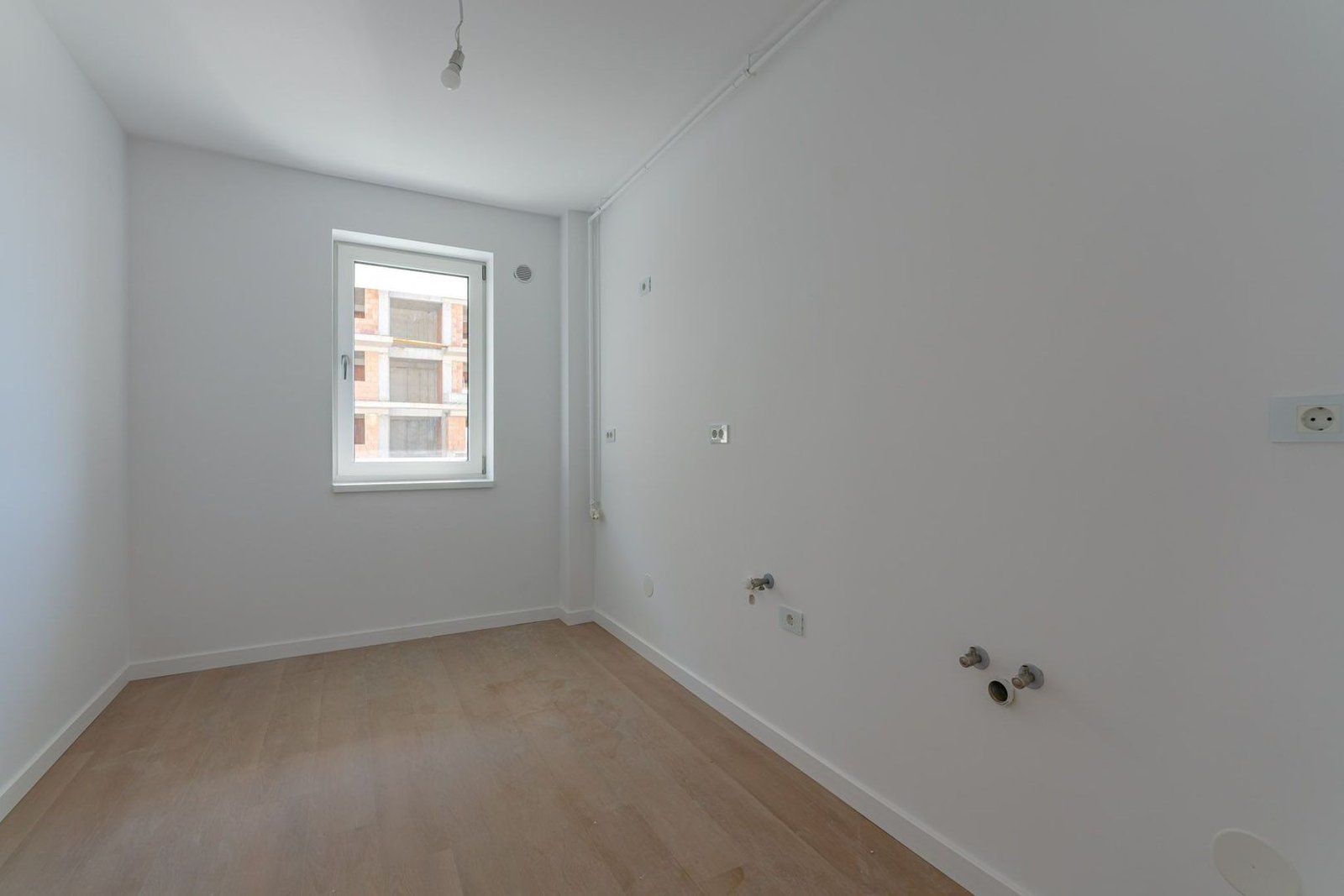Apartament Decomandat | 53 mp utili + 10 mp balcon | Sala Polivalentă