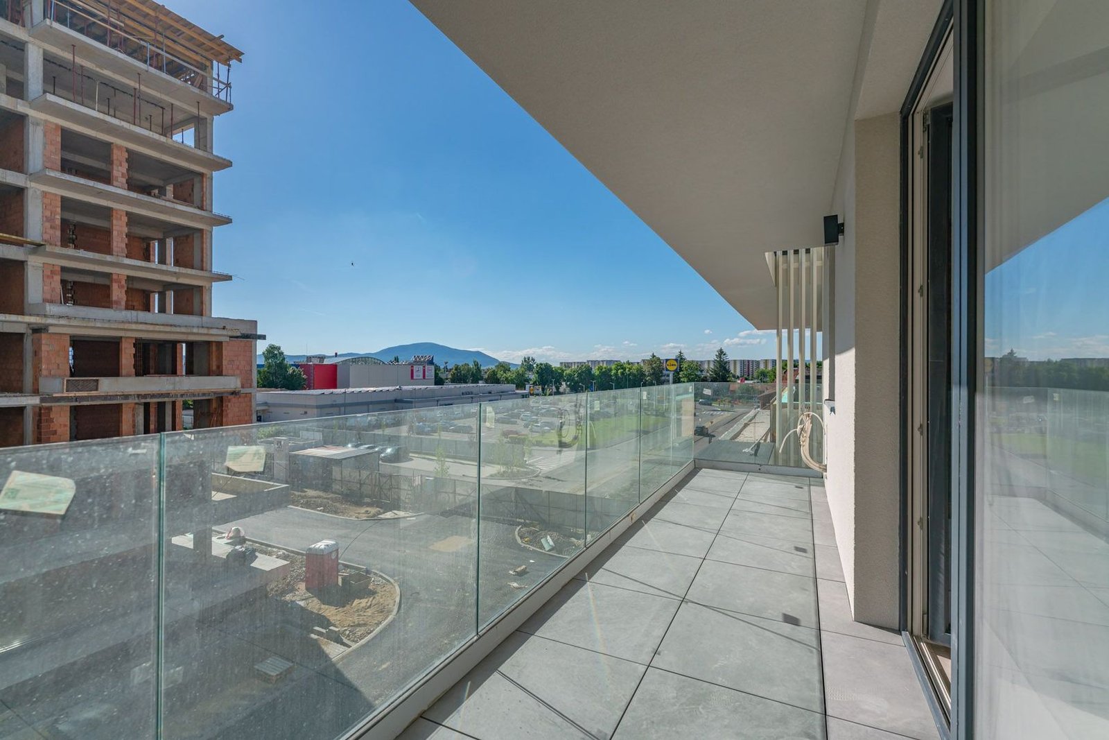 Apartament Decomandat | 53 mp utili + 10 mp balcon | Sala Polivalentă