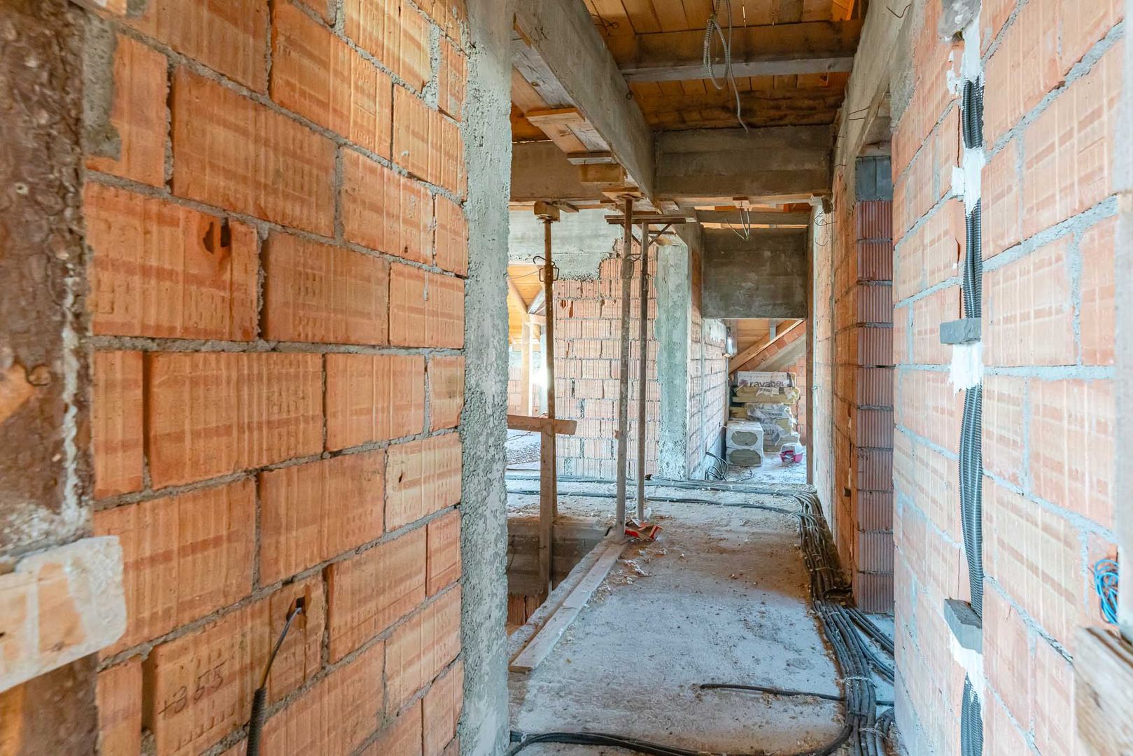 Casă cu Garaj – Personalizează-ți Spațiul După Bunul Tău Plac!