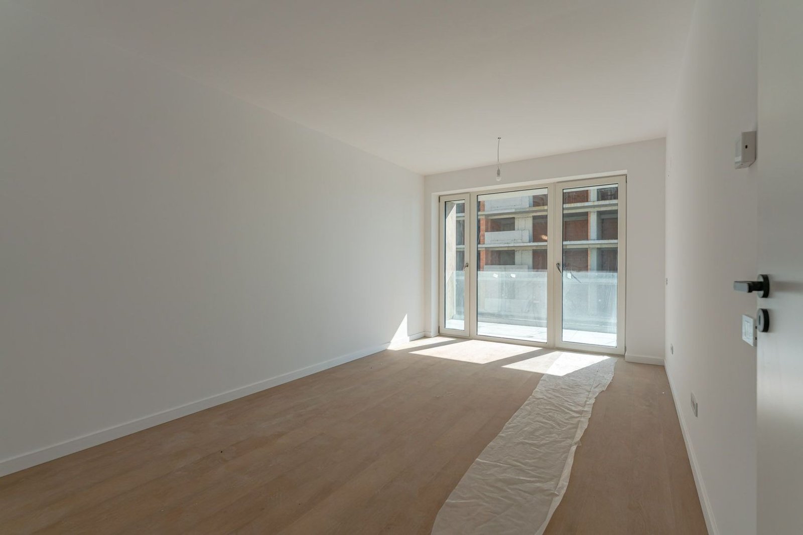 Apartament Decomandat | 53 mp utili + 10 mp balcon | Sala Polivalentă