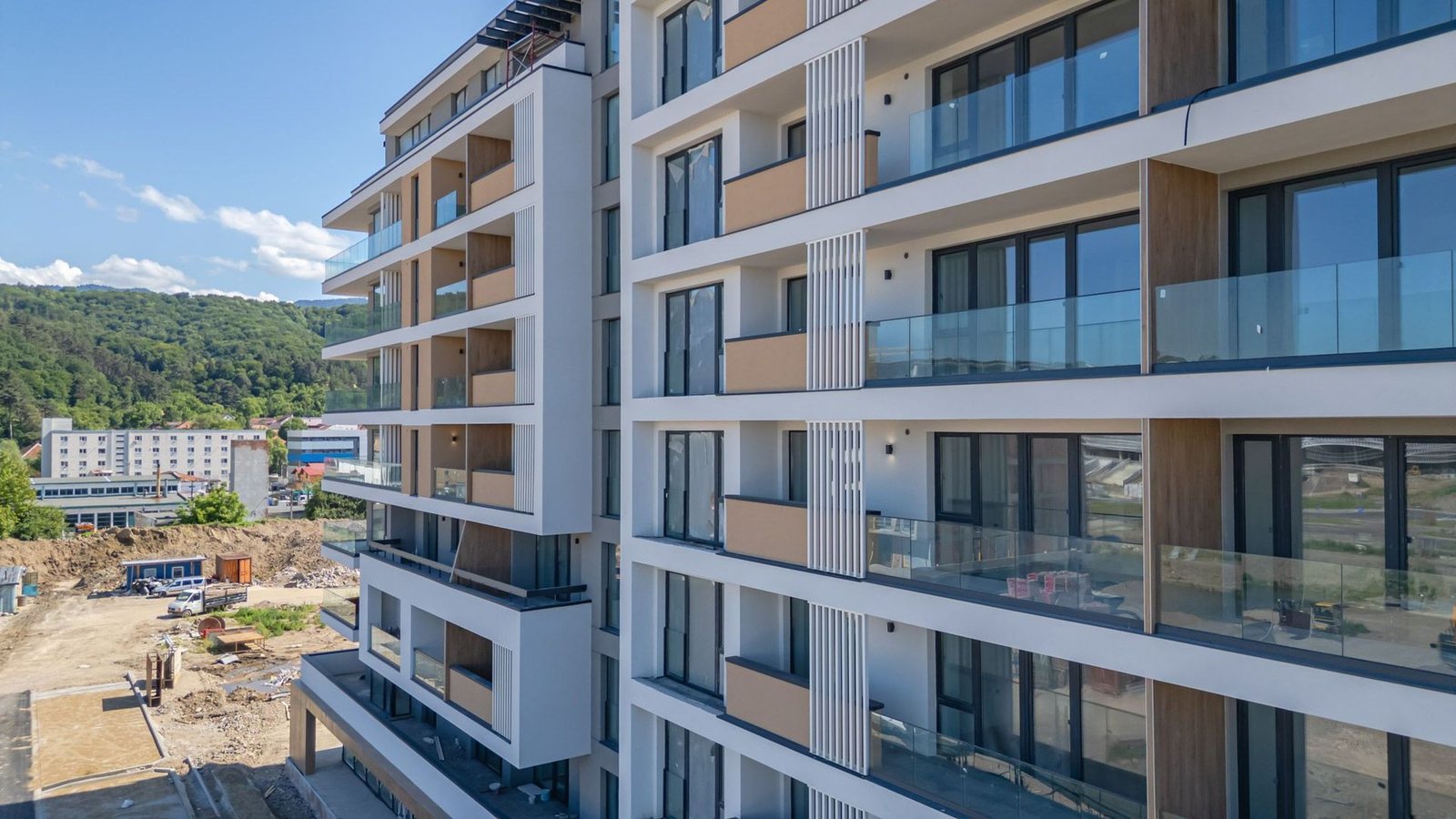 Apartament Decomandat | 53 mp utili + 10 mp balcon | Sala Polivalentă
