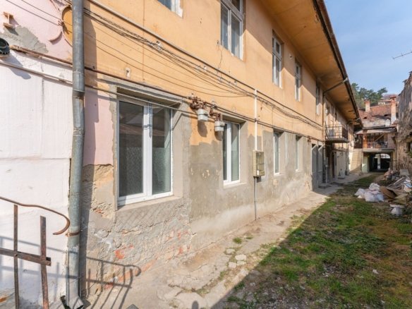 Clădire de vânzare în Brașovul Vechi | 16 camere | Potențial de dezvoltare