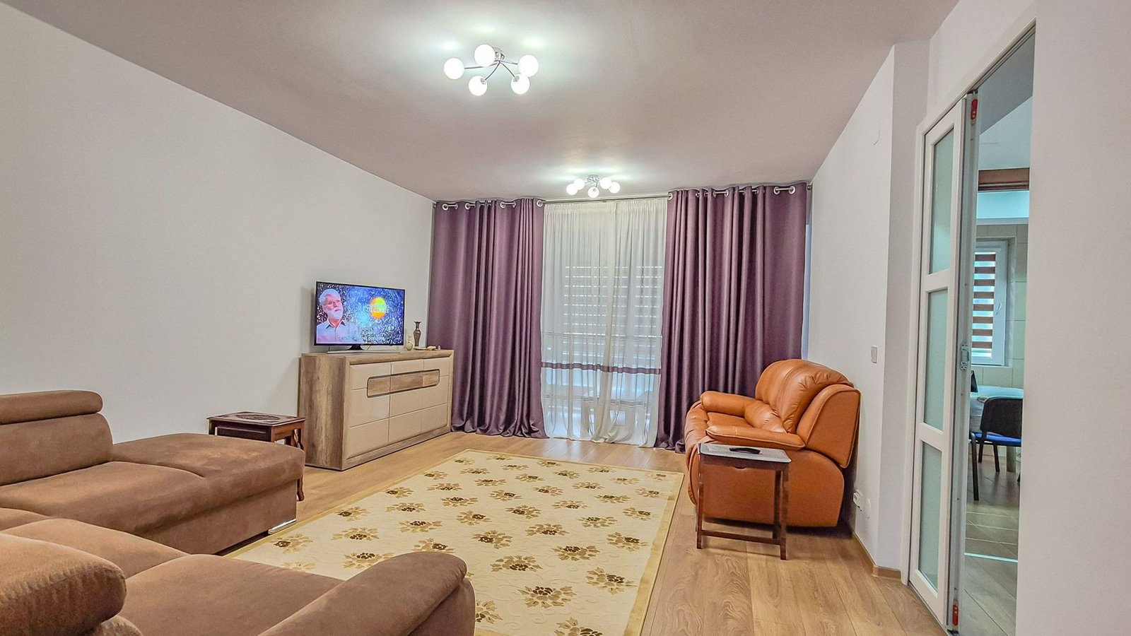 Apartament Spațios de 2 Camere | Zona Răcădău | 2 Băi | Loc de Parcare