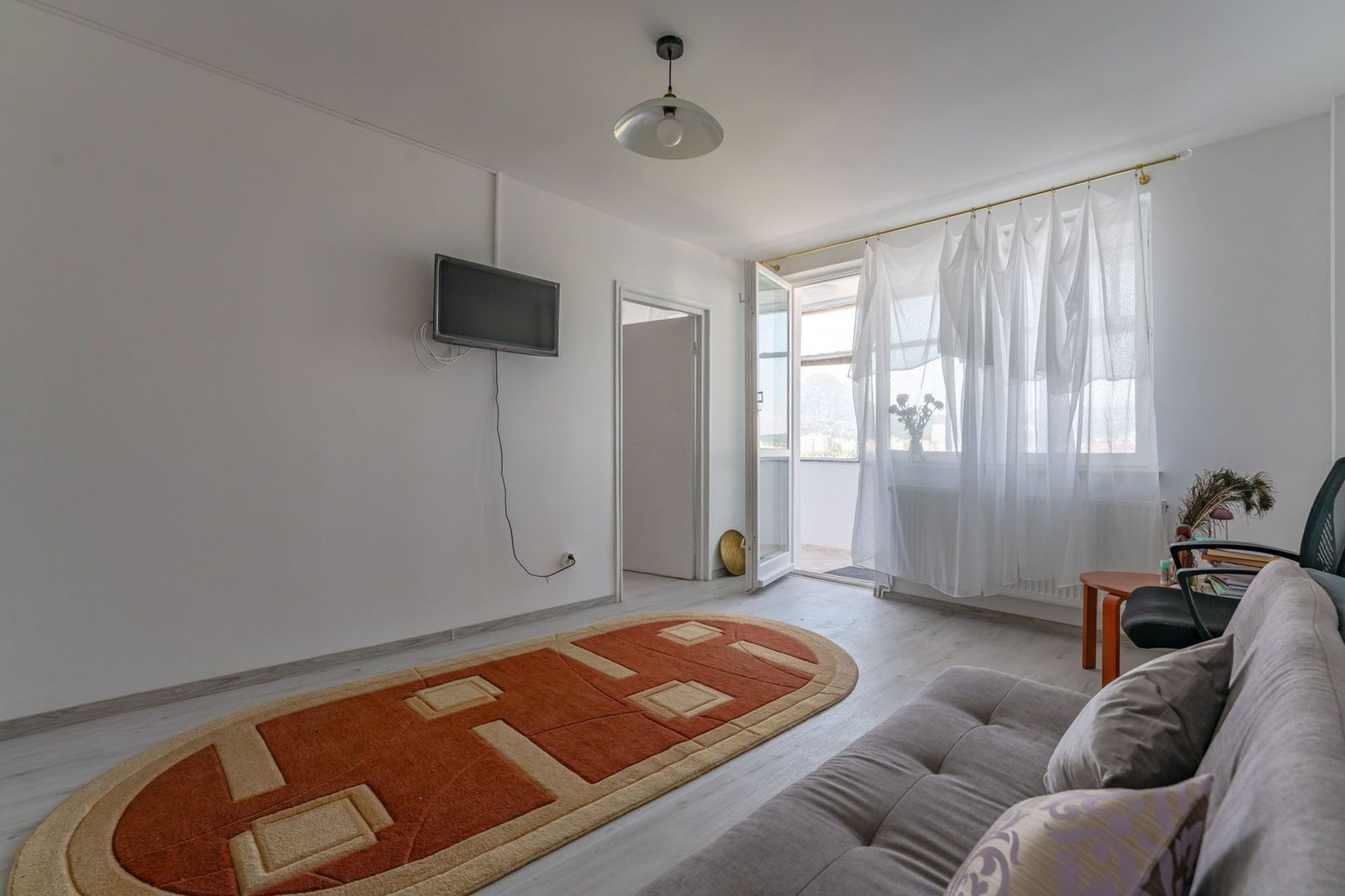 Chirie 2 Camere Vlahuță | 49 mp + Balcon | Însorit | Loc de Parcare